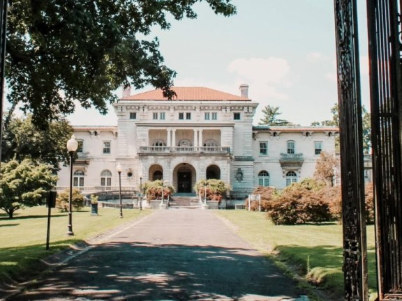 An image of Elstowe Manor at Elkins Estate, where the event will be hosted