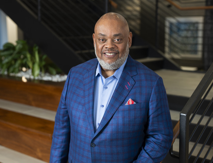 gregory deavens headshot